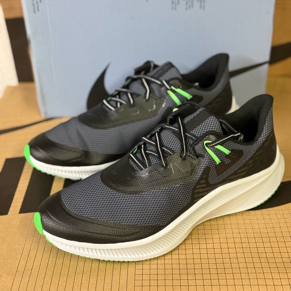Nike quest shield Men's Black and Green Running Shoes Brand new